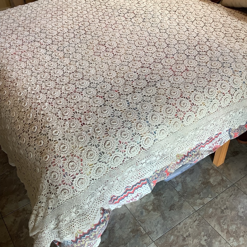 Antique Vintage Ecru Cream Crocheted Scallop Edge Coverlet Bedspread